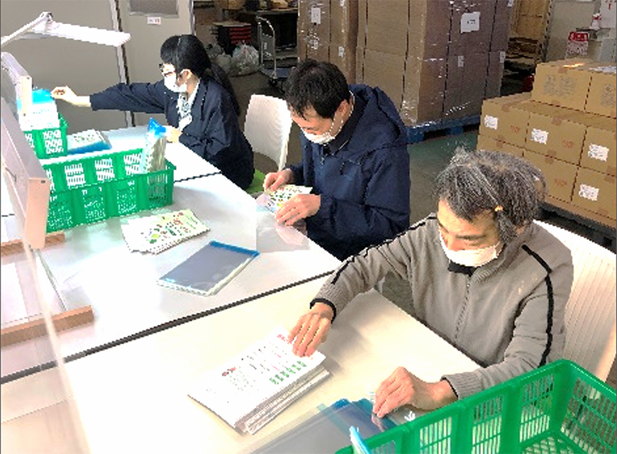 チラシや試供品の袋詰め